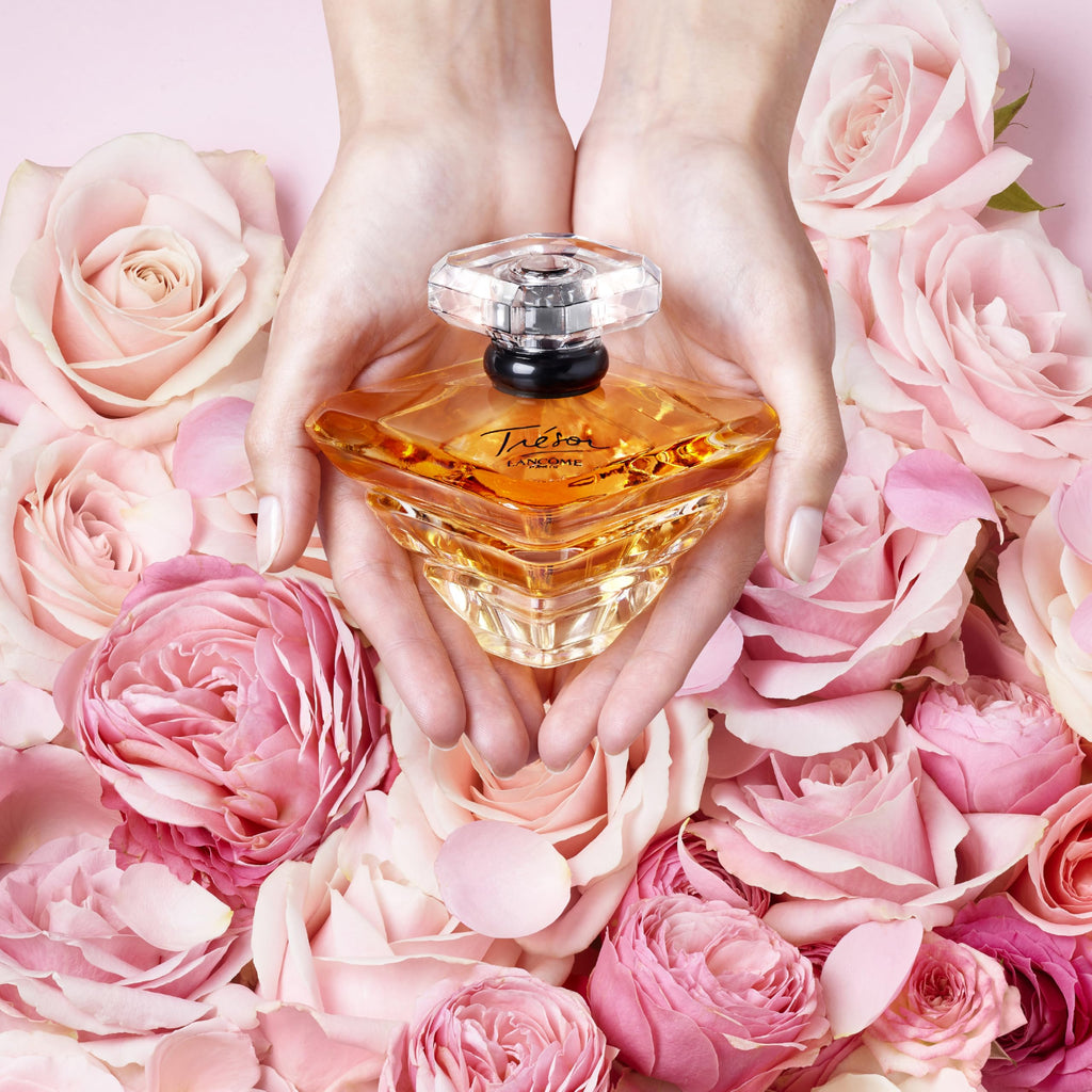 Lancôme Trésor Eau de Parfum, Elegant & Romantic Women’s Floral Ambery Fragrance with Rose, Lilac, Peach & Apricot Blossom Notes, Long-Lasting Delicate & Light Fragrance, (Full Size or Gift)